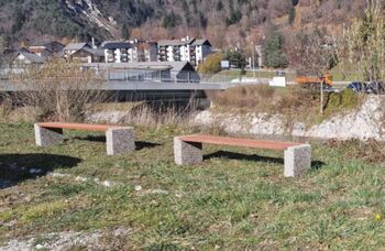 Nove klopi in koši za smeti na Hrušici