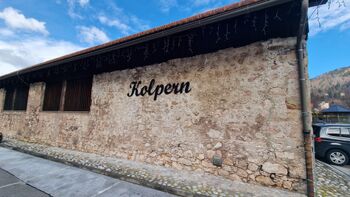 Nov napis, koš in klop v Krajevni skupnosti Sava