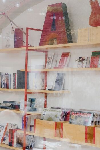 Knjigarna Mahlerca - prostor za branje in raziskovanje