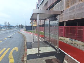 Avtobusno postajališče v Brvacah z novo nadstrešnico in grafičnim prikazovalnikom