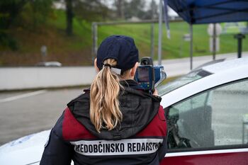 Zaradi varnosti otrok poostren nadzor prometa pri OŠ Šmihel in OŠ Grm