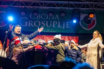 Praznični december v Grosuplju se je pričel s prižigom lučk, Miklavžem in glasbo Praznični december v Grosuplju se je pričel s prižigom lučk, Miklavžem in glasbo