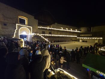 Adventno praznično dogajanje zaznamovali s prižigom lučk in otvoritvijo drsališča Adventno praznično dogajanje zaznamovali s prižigom lučk in otvoritvijo drsališča