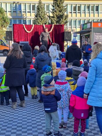 Dedek Mraz razveselil otroke v mestnem središču Dedek Mraz razveselil otroke v mestnem središču