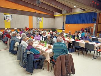 Prijetno prednovoletno druženje starejših v KS Plavž Prijetno prednovoletno druženje starejših v KS Plavž