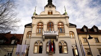 Zgroženi ugotavljamo, da se tudi v primeru uboja Aleša Šutarja izkazuje neučinkovito delovanje organov pregona Zgroženi ugotavljamo, da se tudi v primeru uboja Aleša Šutarja izkazuje neučinkovito delovanje organov pregona