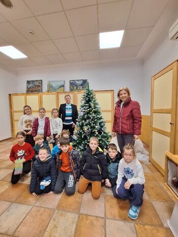 UČENCI OŠ BOVEC POMAGALI OKRASITI SMREČICO PRI ŽUPANU UČENCI OŠ BOVEC POMAGALI OKRASITI SMREČICO PRI ŽUPANU