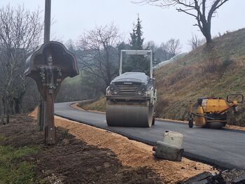 Asfaltiranje ceste Črni Vrh−Strožič Asfaltiranje ceste Črni Vrh−Strožič