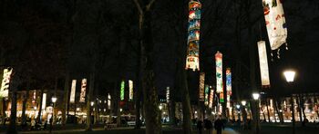 Park Zvezda v prazničnem soju čarobnih lampijonov Park Zvezda v prazničnem soju čarobnih lampijonov