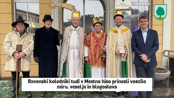 Ravenske kolednike, ki že desetletja lepšajo praznične dni z obujanjem tradicije v našem mestu, je na praznik svetih treh kraljev sprejel župan dr. Tomaž Rožen