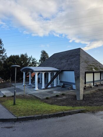 Postavljena nadstrešnica ob vežici na pokopališču v Slovenskih Konjicah
