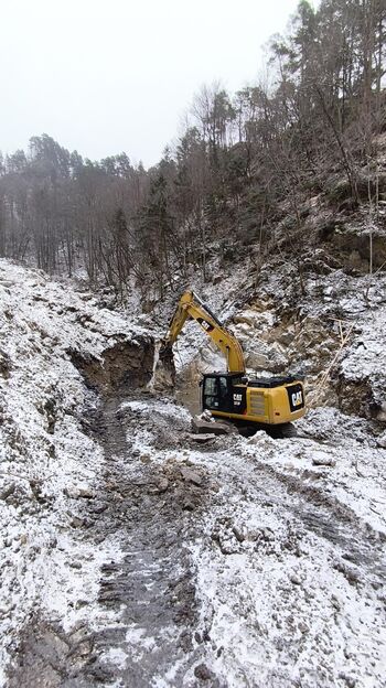 Helikopterska dostava opreme za zaščito pred plazovi