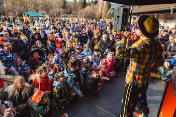OTROŠKO PUSTOVANJE V ZREČAH NAPOLNILO PLOŠČAD S SMEHOM IN BARVAMI OTROŠKO PUSTOVANJE V ZREČAH NAPOLNILO PLOŠČAD S SMEHOM IN BARVAMI