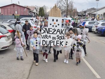 Tradicionalna pustna povorka v Dupleku – letos v znamenju snežakov