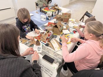 Ustvarjalno med počitnicami v Galeriji Ravne Ustvarjalno med počitnicami v Galeriji Ravne