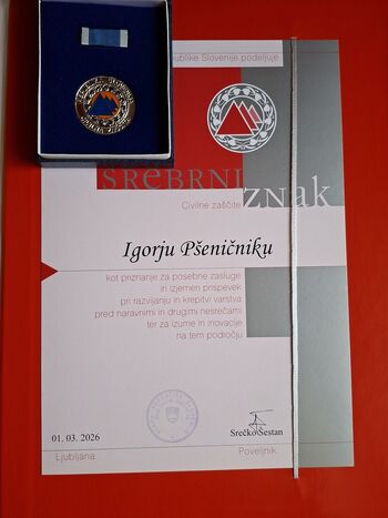 Poveljnik ŠCZ Mežica Igor Pšeničnik je prejel srebrni znak Civilne zaščite