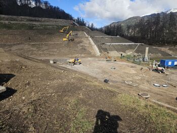 Gradbena dela na Mali Mežakli v polnem teku Gradbena dela na Mali Mežakli v polnem teku