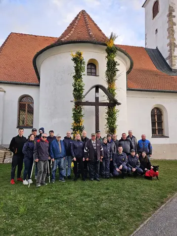 TRADICIONALNA POSTAVITEV PRESMECEV PRED FARNO CERKVIJO SV. URBANA