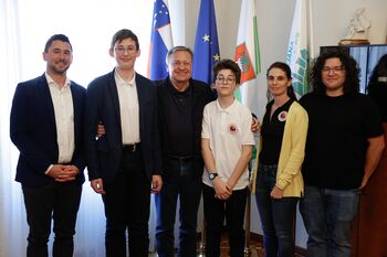 Zmagovalca POPRI 2026 v Mestni hiši