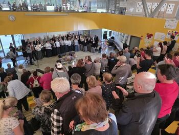 Ljudske pevke Čebelice na 8. marec proslavile 25 let delovanja