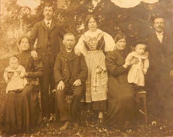 Unikatnost oblačilne podobe Frančiške Plečnik Benigar iz Hotedršice