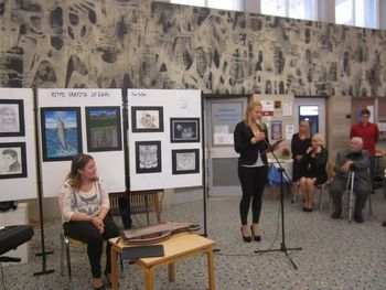 EVA GOLJAT predstavila svoje likovne dosežke z razstavo RITMI GRAFITA IN BARV 