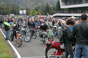 25 let Slovenske veteranske avto moto zveze (SVAMZ) - Svetovni rekord motociklov Tomos dosežen, za Gunnessov rekord bo treba še počakati