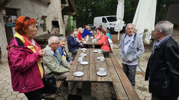 Zimzeleni praznovali 20 let druženj in hoje v hribe v Koči na Planini