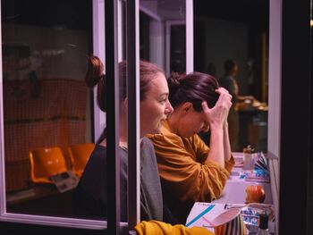 ≈ [približno enako kot]