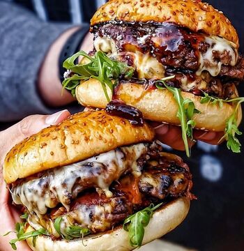 Adam Šerc peče burgerje