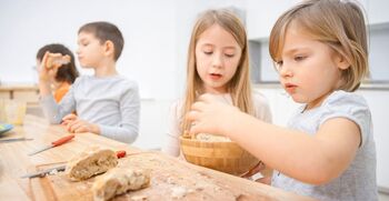 Delavnica peke kruha za otroke z društvom Trillek