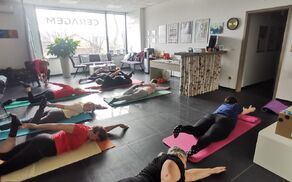 Predpraznična terapevtska vadba za sproščeno hrbtenico in umirjen zaključek  leta