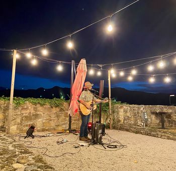 Koncert kantri glasbe z Danielom Kemishem presenetil