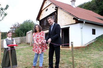 Odprtje obnovljene rojstne hiše Neže Maurer privabilo številne obiskovalce