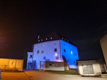 Grad Komenda ob dnevu sladkorne bolezni zažarel v modrem