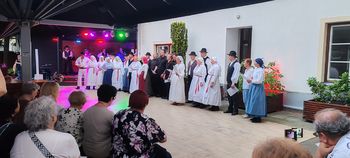 Etno večer združil glasbo, ples in srce obiskovalcev
