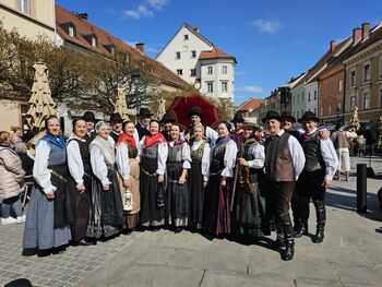 KD Celjska folklorna skupina na Velikonočni tržnici v Celju