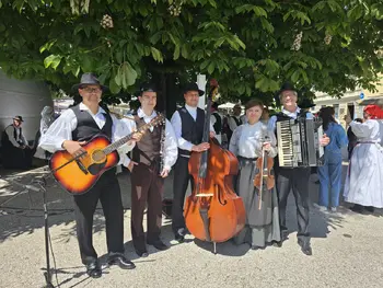 Ples treh folklornih skupin oživil mestno tržnico v Celju
