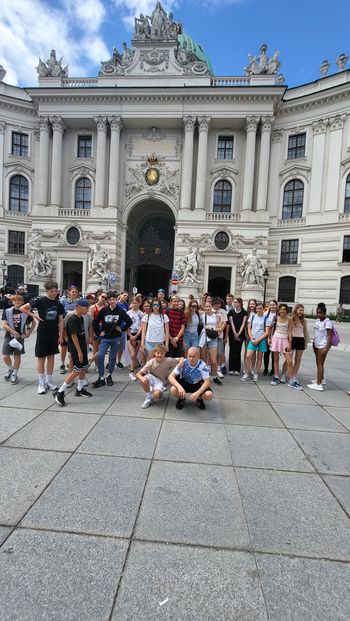   MED ZGODOVINO, ZABAVO IN EVROPSKIMI PRESTOLNICAMI