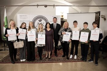 V srcu šole raste prihodnost, poklon znanju, trudu in mentorstvu V srcu šole raste prihodnost, poklon znanju, trudu in mentorstvu