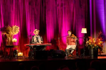 Navdušujoč koncert dua Hostnik pa Krečič v Narodnem domu Logatec