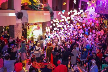 VELIKO PUSTOVANJE V FESTIVALNI DVORANI