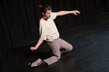 Plesna predstava Charlie, ki presega meje telesnosti