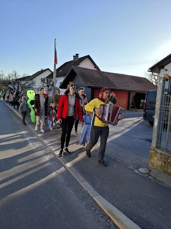 Pustna povorka po vasi