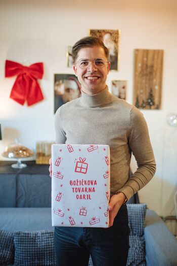 ODPRTA JE BOŽIČKOVA TOVARNA DARIL, KI JE OD LETA 2015 PRIPRAVILA ŽE VEČ KOT 9500 DARIL