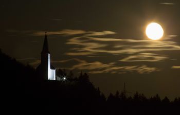 KOGA MOTI OSVETLJEN KULTURNI SPOMENIK