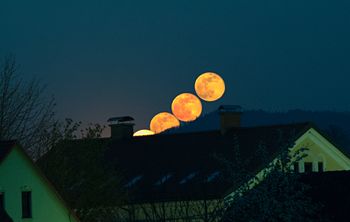 RAZMIŠLJANJA OB VZHAJAJOČI LUNI