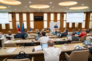 Državni svet Republike Slovenije opozarja: toča ne pozna na uro