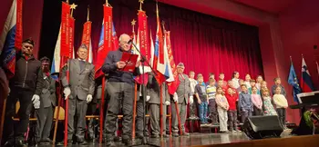 Spominska slovesnost ob 81. obletnici usmrtitve talcev ob visečem mostu v Desklah Spominska slovesnost ob 81. obletnici usmrtitve talcev ob visečem mostu v Desklah