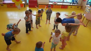 V Oranžni igralnici vrtca v Krmelju so otroci uživali ob izvajanju joge